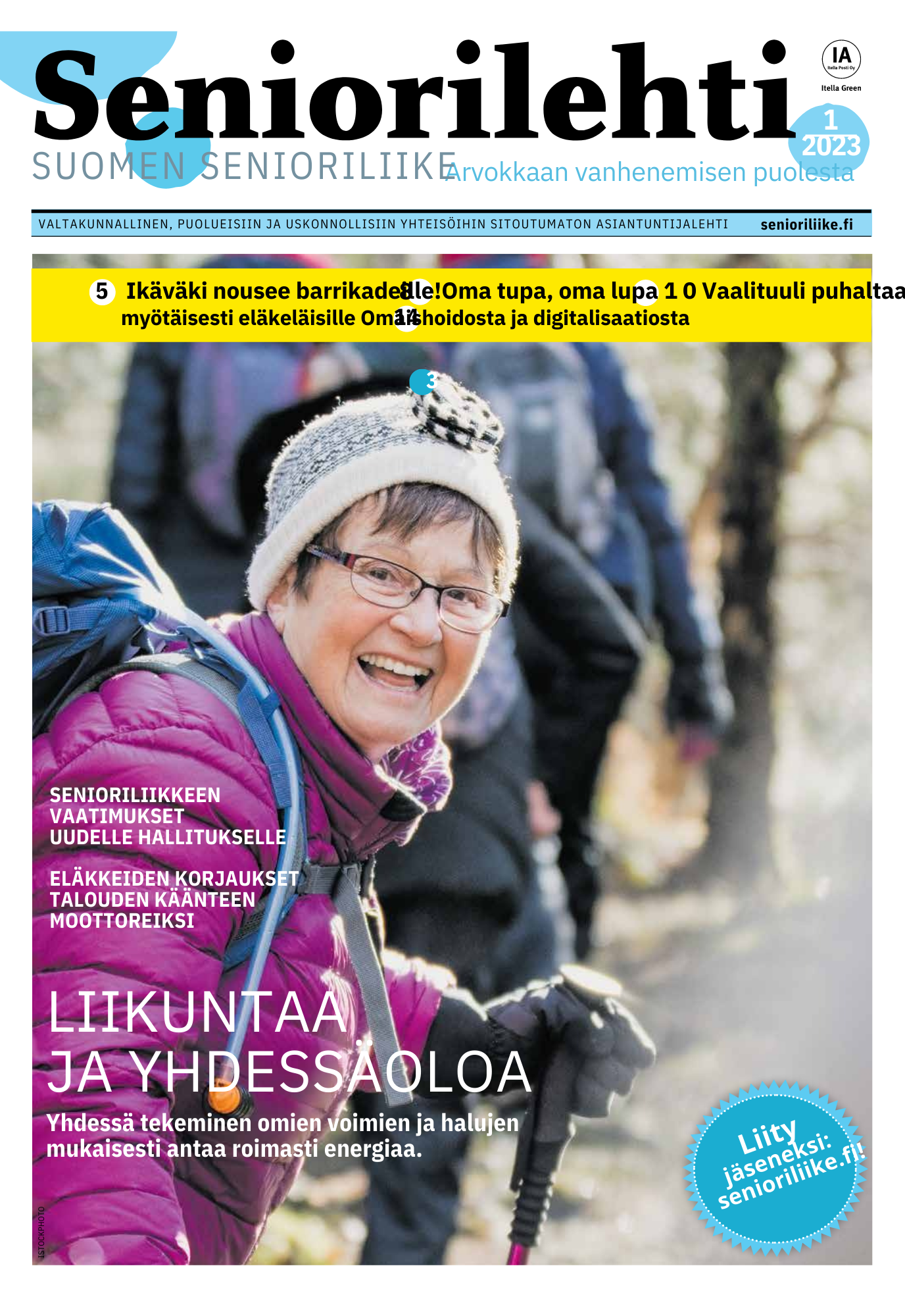 Seniorilehden kansi: Hymyilevä nainen patikoimassa muiden kanssa.