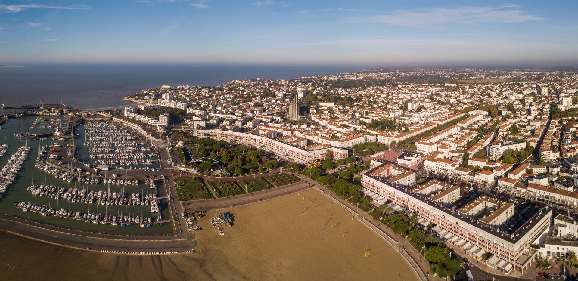 Une vue aérienne d'une ville avec des bateaux amarrés dans le port.