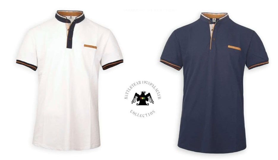 Due polo, una bianca e una blu scuro, con finiture nere e piccoli loghi sul petto.