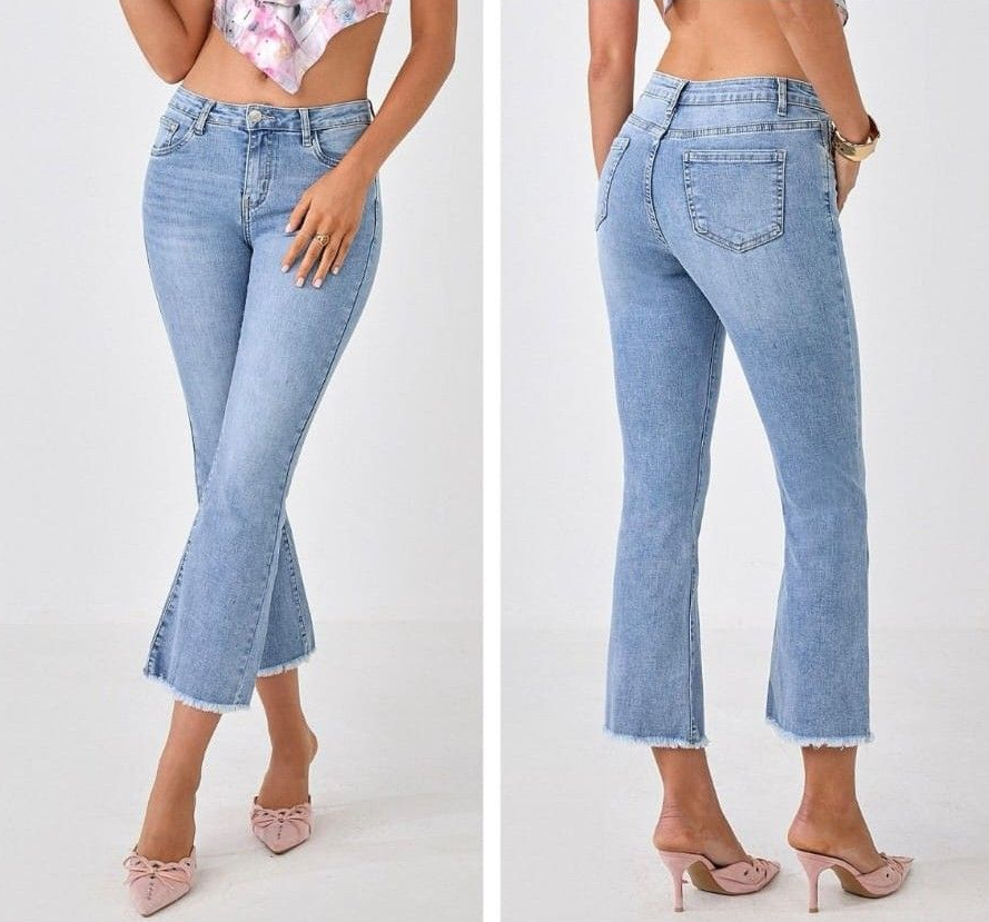 Jeans a zampa d'elefante a vita alta, di colore azzurro chiaro, mostrati sul davanti e sul retro indossati da una modella.