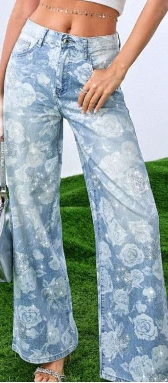 Modella che indossa jeans a gamba larga azzurri a fantasia floreale all'aperto.