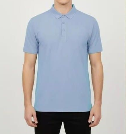 Polo azzurra su un manichino su sfondo neutro