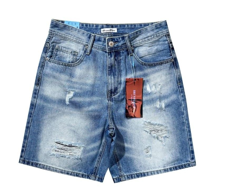 Pantaloncini di jeans blu effetto usurato con cartellino rosso su sfondo bianco.