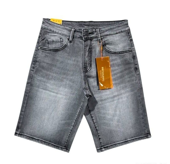 Pantaloncini di jeans grigi con tasche anteriori e cartellino marrone pendente su sfondo bianco.