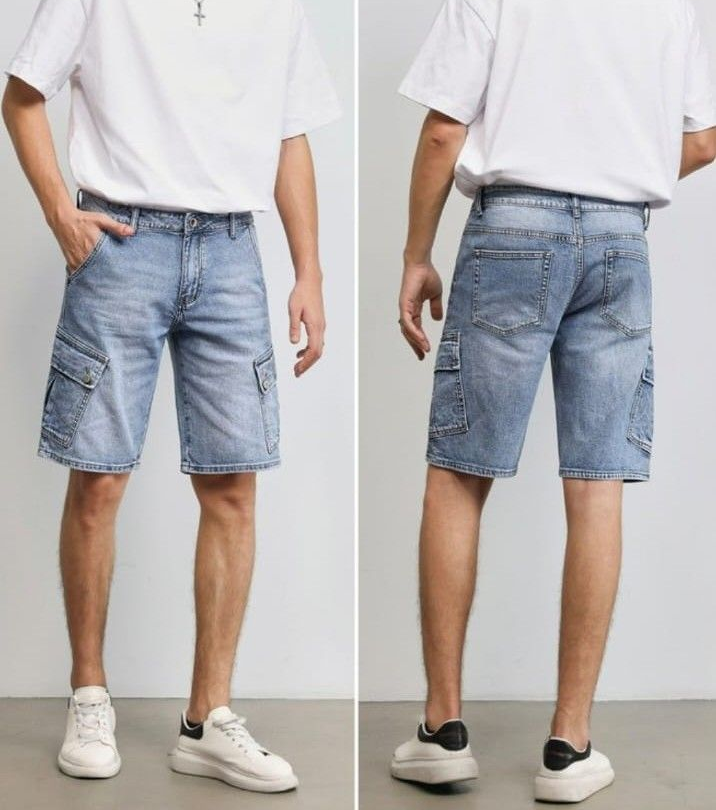 Uomo con maglietta bianca e pantaloncini di jeans, ritratto frontalmente e posteriormente su uno sfondo neutro in studio.