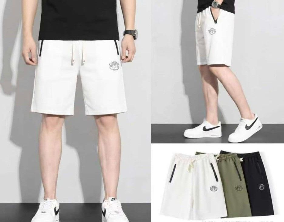 Pantaloncini sportivi bianchi con coulisse, indossati dalla modella e disponibili nei colori: nero, verde oliva, blu navy, viola.