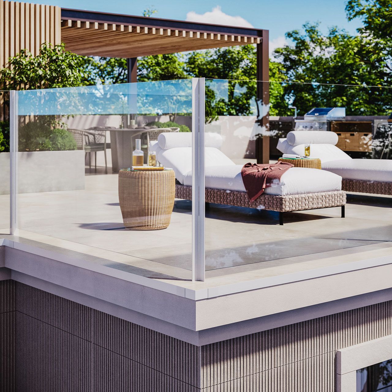 Ein Balkon mit Glasgeländer, Fliesenboden und Korbmöbeln