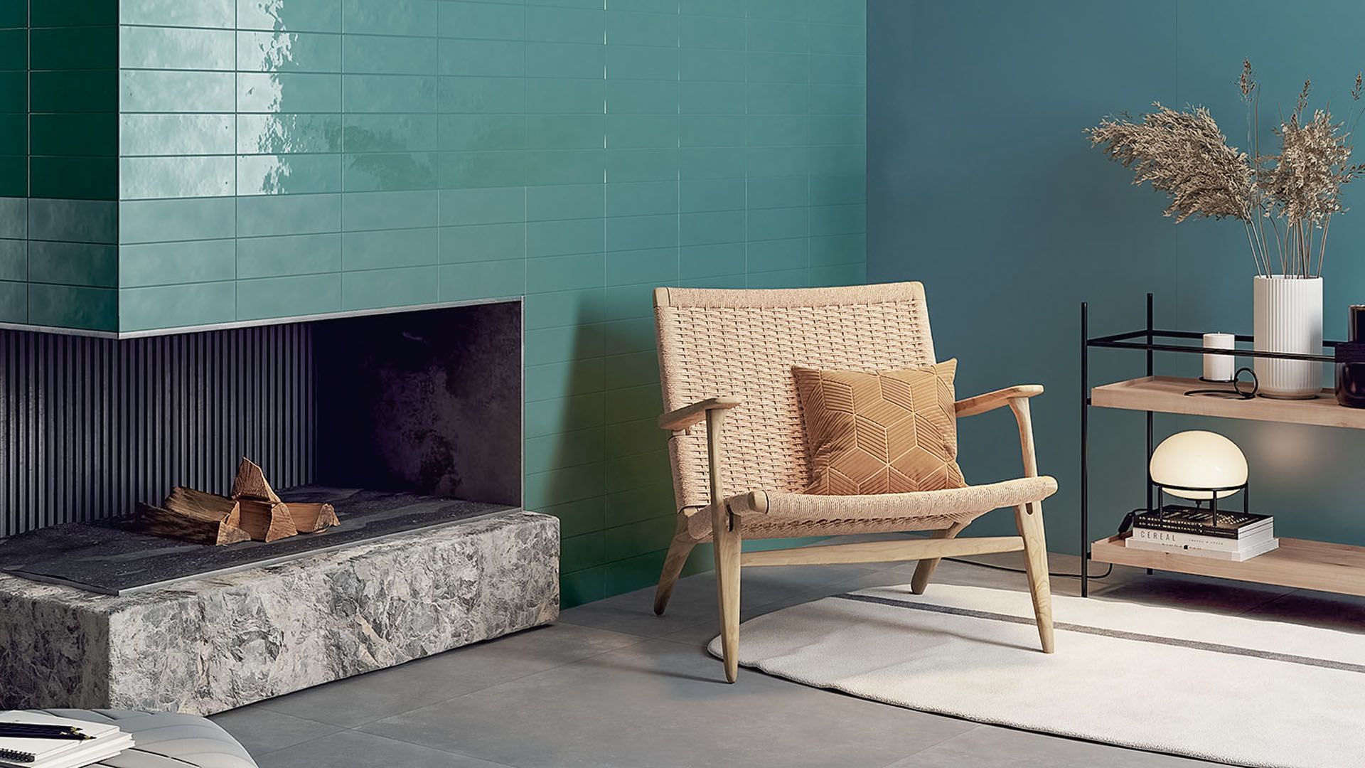 Eine gefliestes Wohnzimmer mit Kamin, Sessel und Teppich.