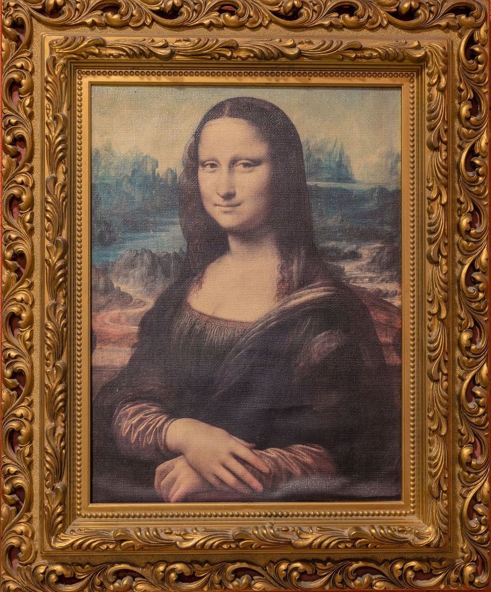 Eine Nahaufnahme eines Gemäldes einer Frau in einem goldenen Rahmen.