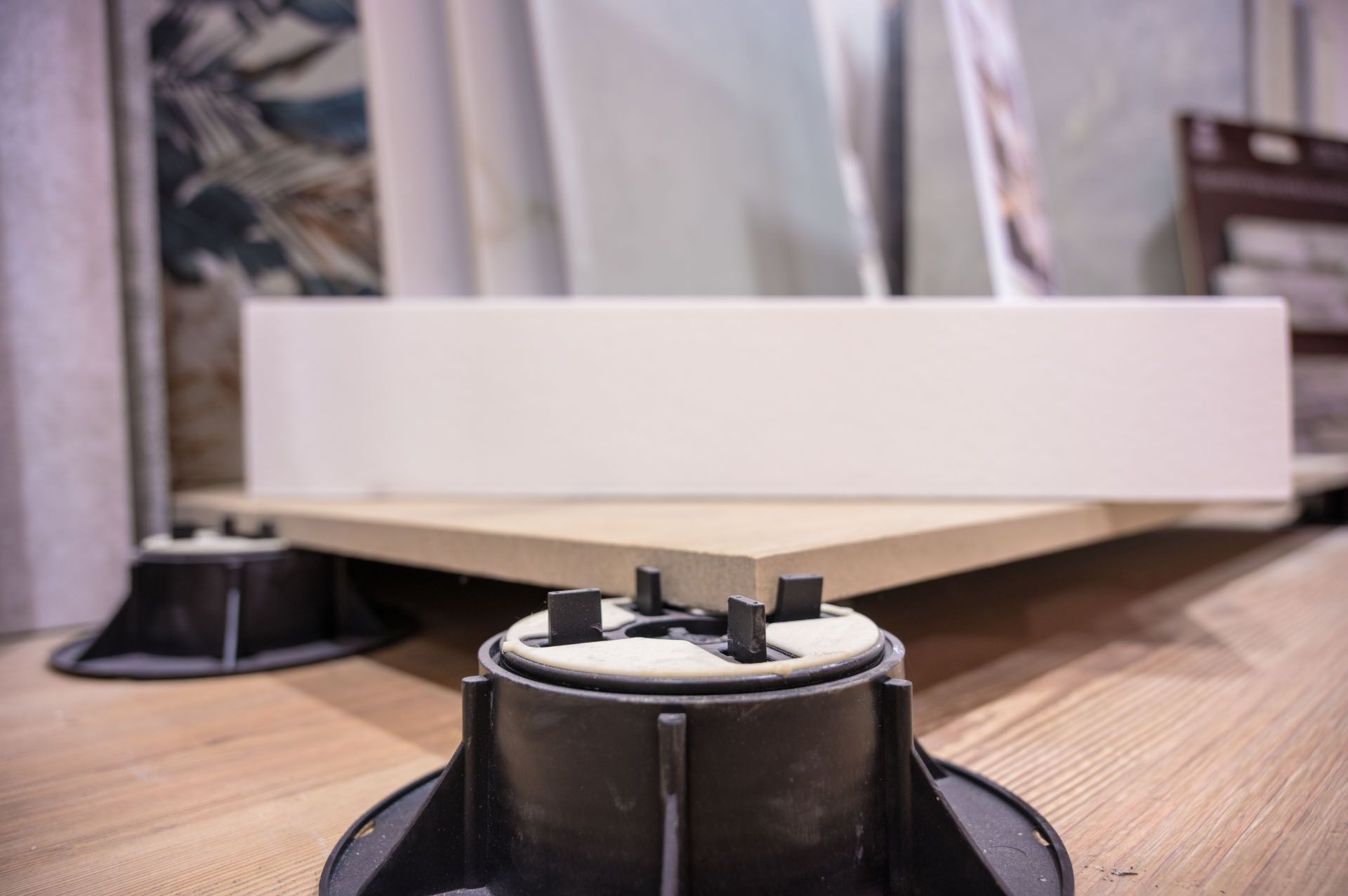 Eine Nahaufnahme eines Fliesenabstandshalters auf einem Boden.