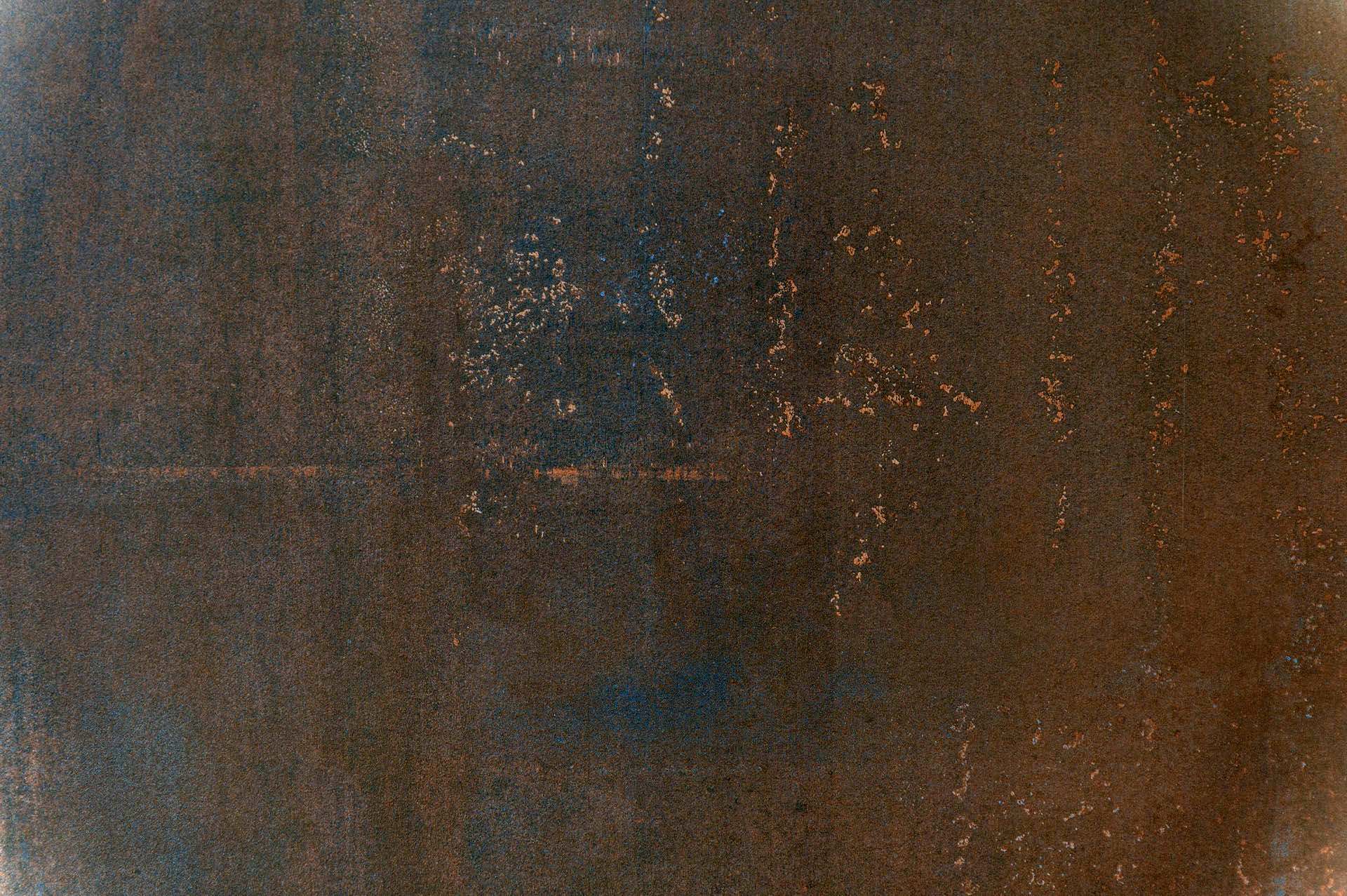 Eine Nahaufnahme einer braunen Fliese in Kupfer-Optik.