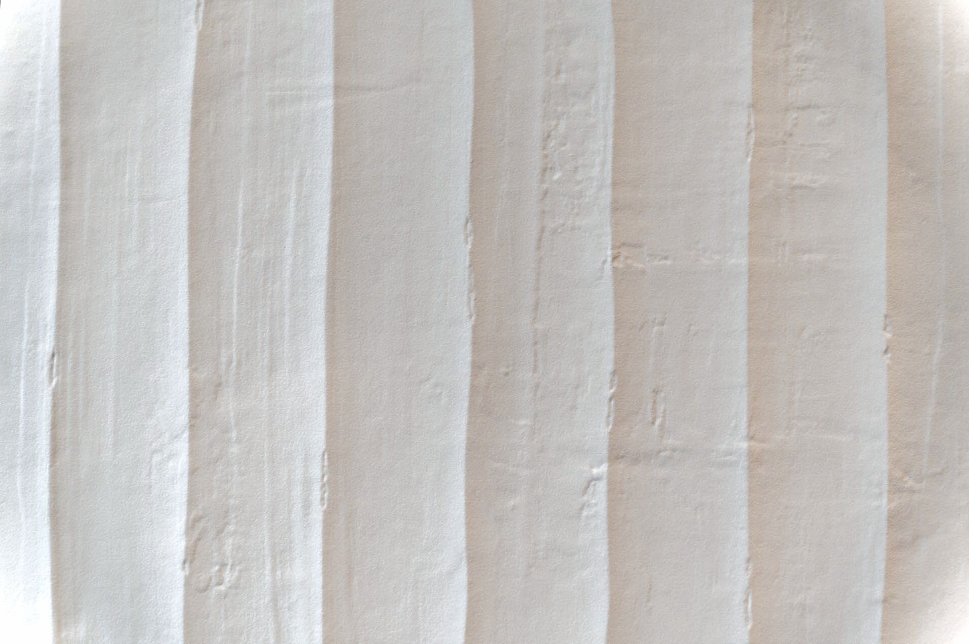 Eine Nahaufnahme einer weißen Fliese auf weißem Hintergrund