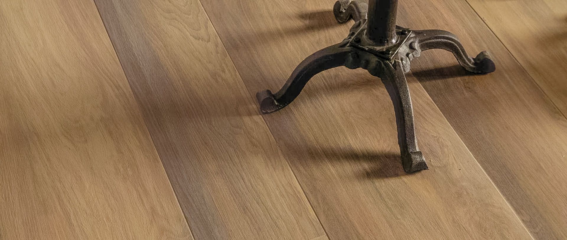 Auf einem gefliesten Boden steht ein Tisch mit Metallgestell.