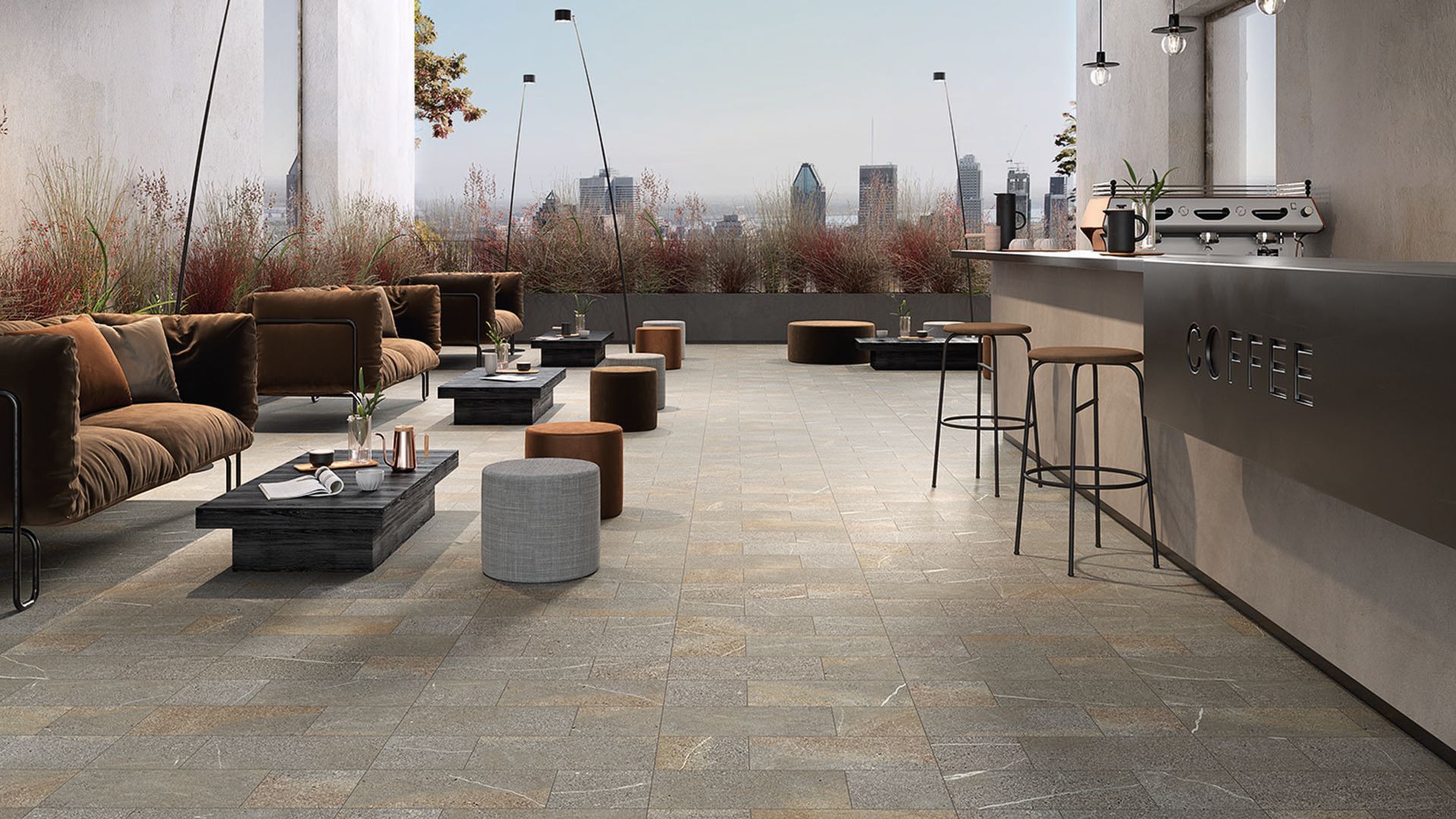 Ein gefliestes Wohnzimmer mit Couch, Tisch, Stühlen und einer Bar.