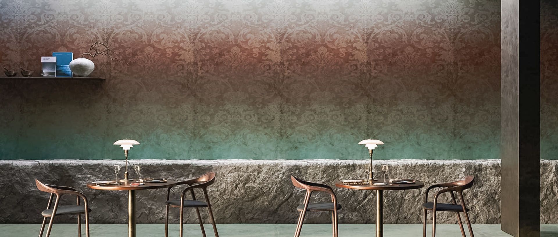 Ein Restaurant mit Tischen und Stühlen vor einer modern gefliesten Wand.