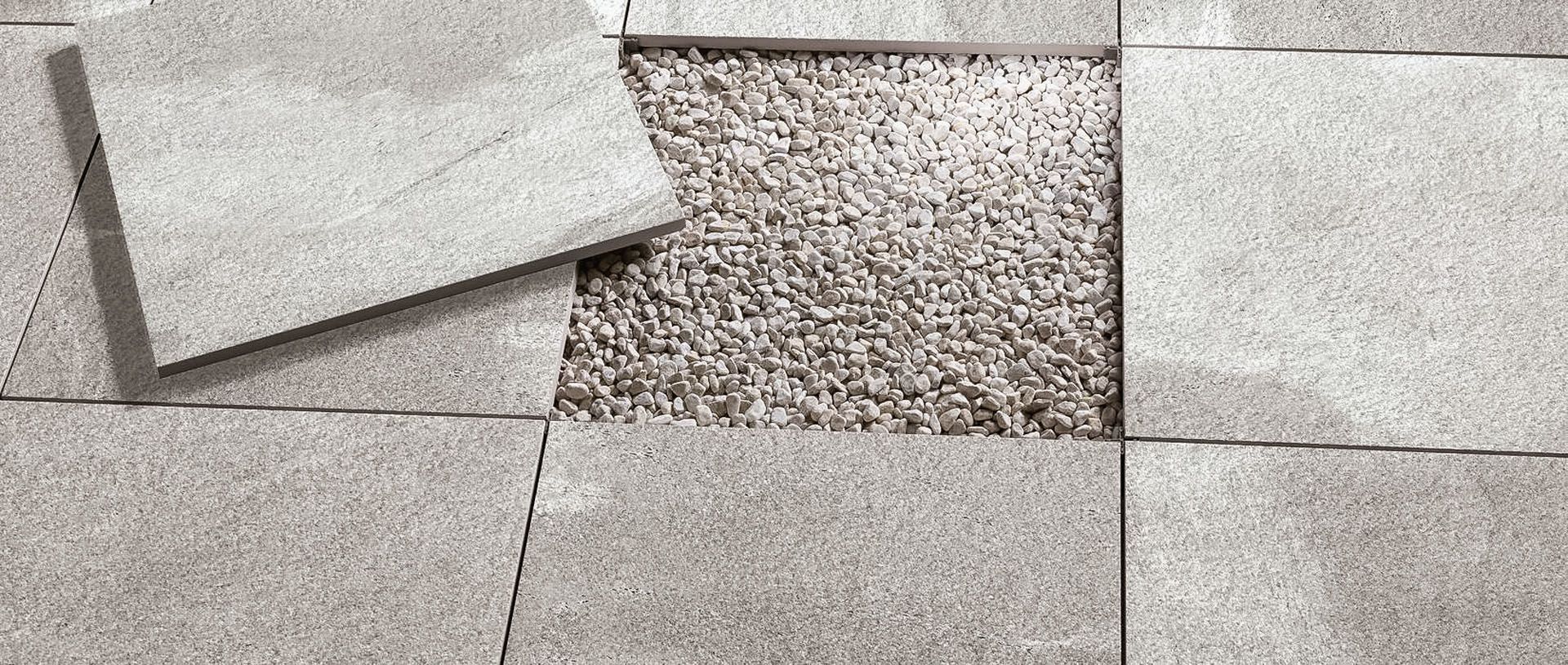 Ein Schwarzweißfoto eines grauen Fliesenbodens.