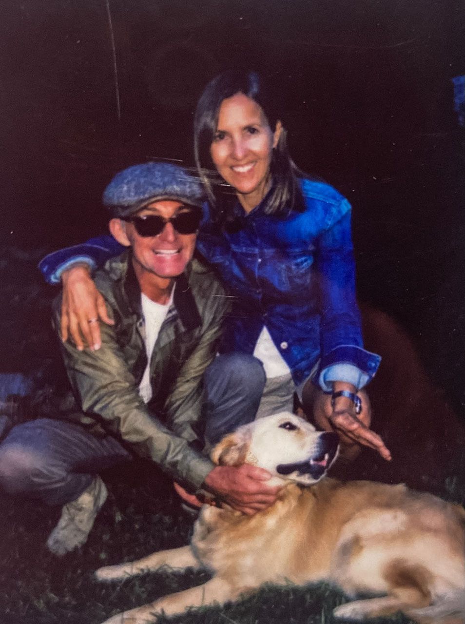 Ein Mann und eine Frau posieren für ein Foto mit ihrem Hund