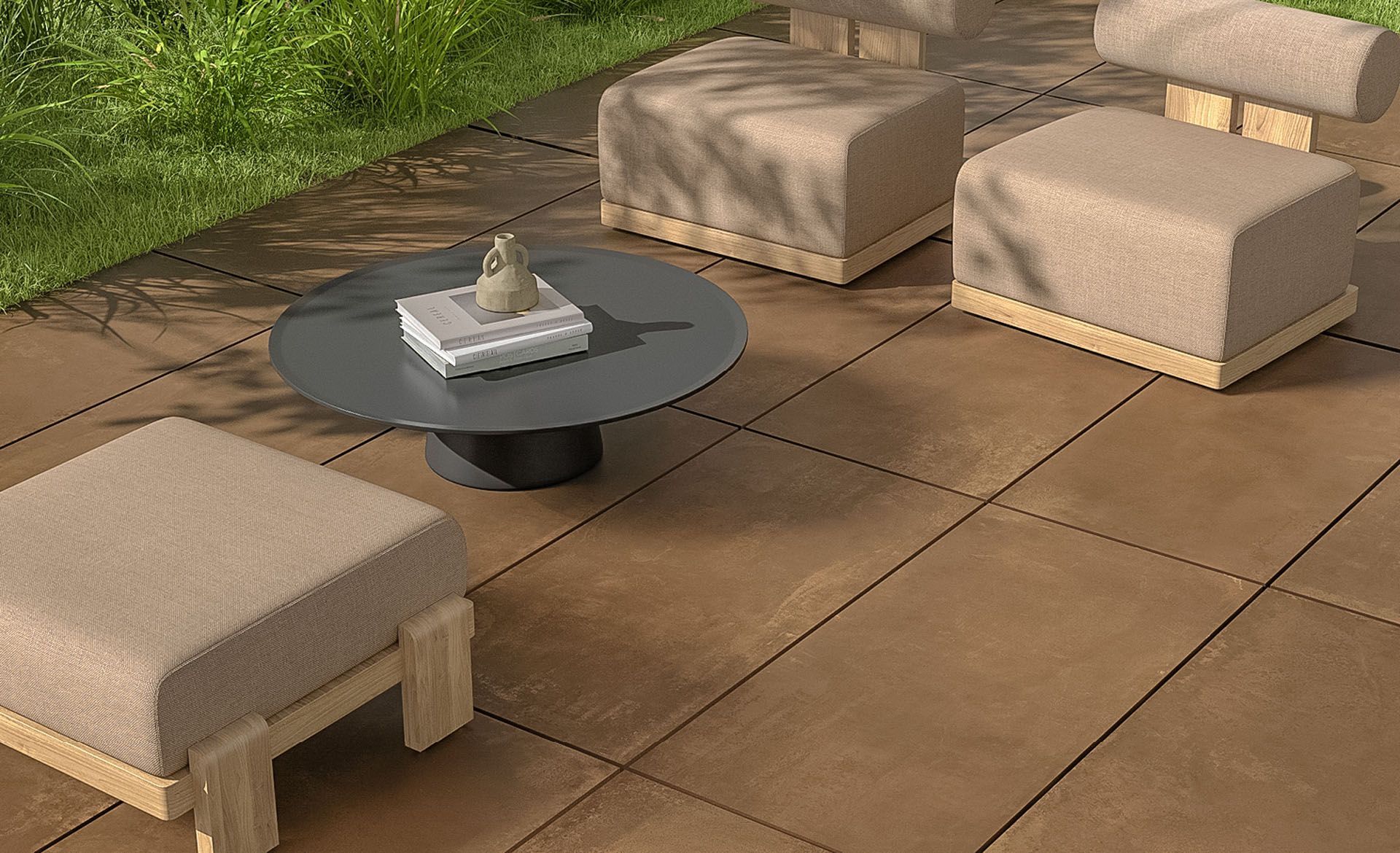 Eine geflieste Terrasse mit einem Tisch und Stühlen darauf