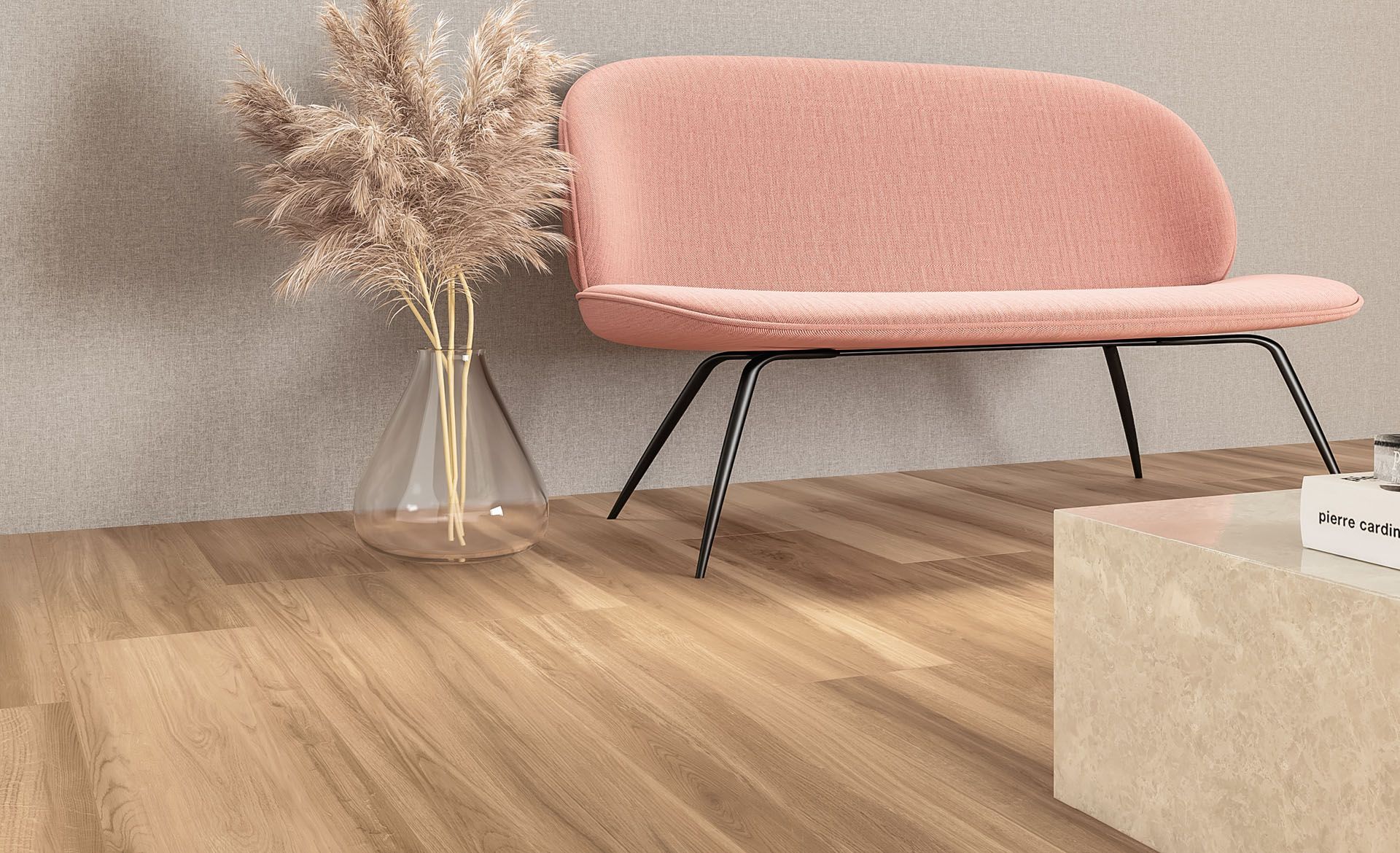 Ein rosa Stuhl steht neben einer Vase mit Blumen auf einem gefliesten Steinboden mit Holzoptik.