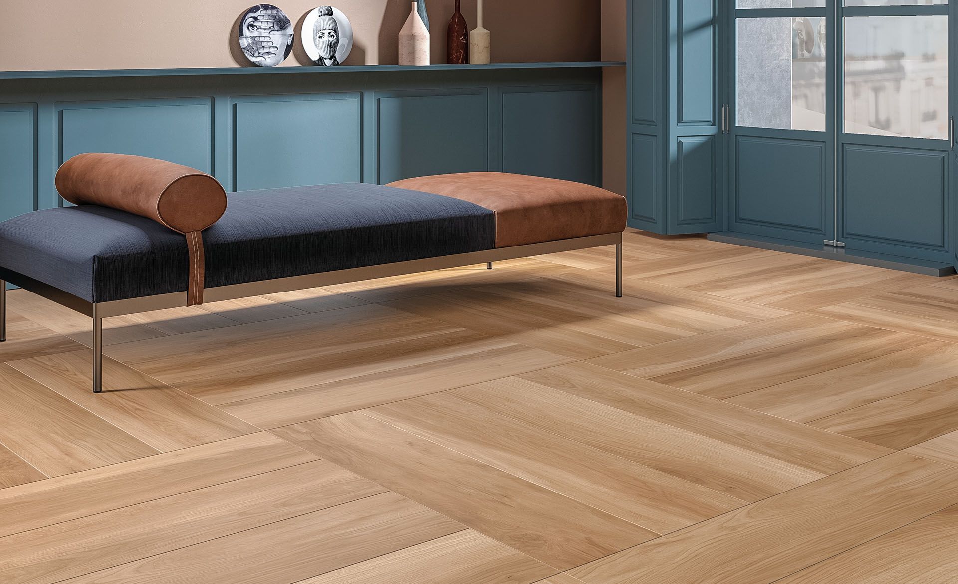 In einem Wohnzimmer steht ein Sofa auf einem Steinboden mit Holzdekor.