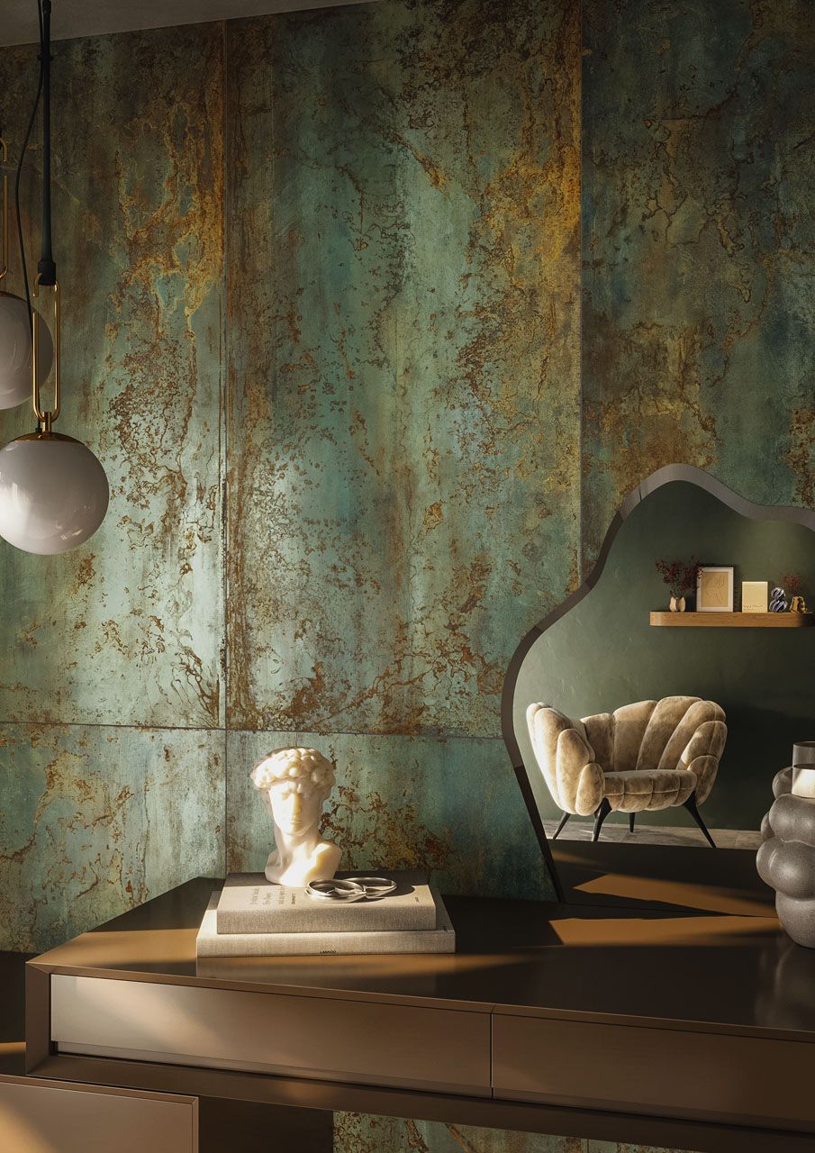 Ein Wohnzimmer mit modernen Wandfliesen, einem Stuhl, einem Tisch und einem Spiegel.