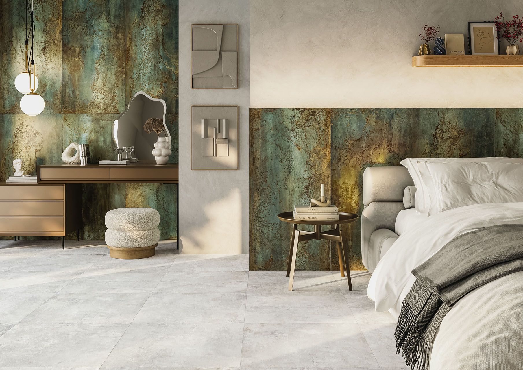 Ein Schlafzimmer mit Bett, Nachttisch, Wandfliesen und Spiegel.