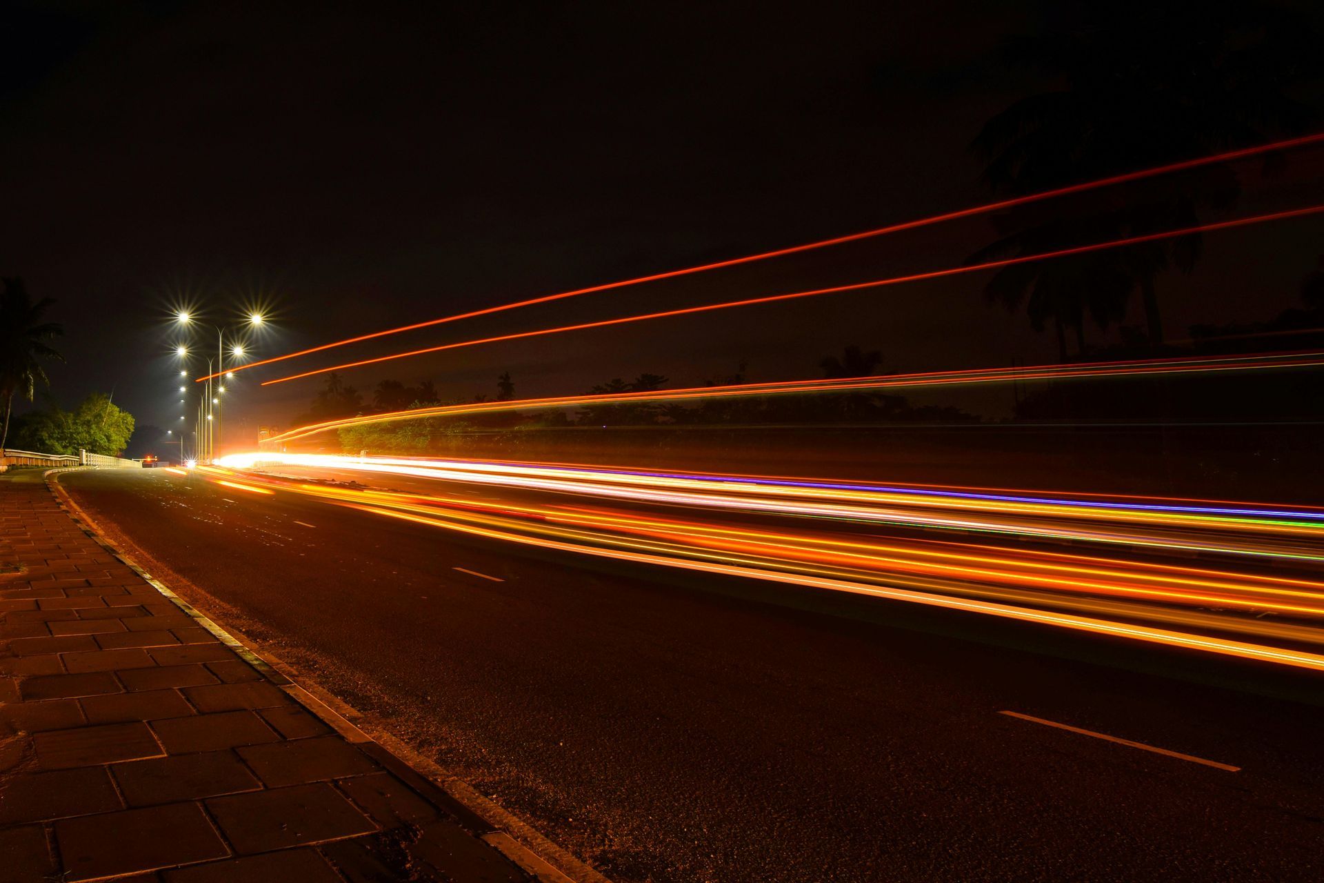 Ein Langzeitbelichtungsfoto einer Autobahn bei Nacht