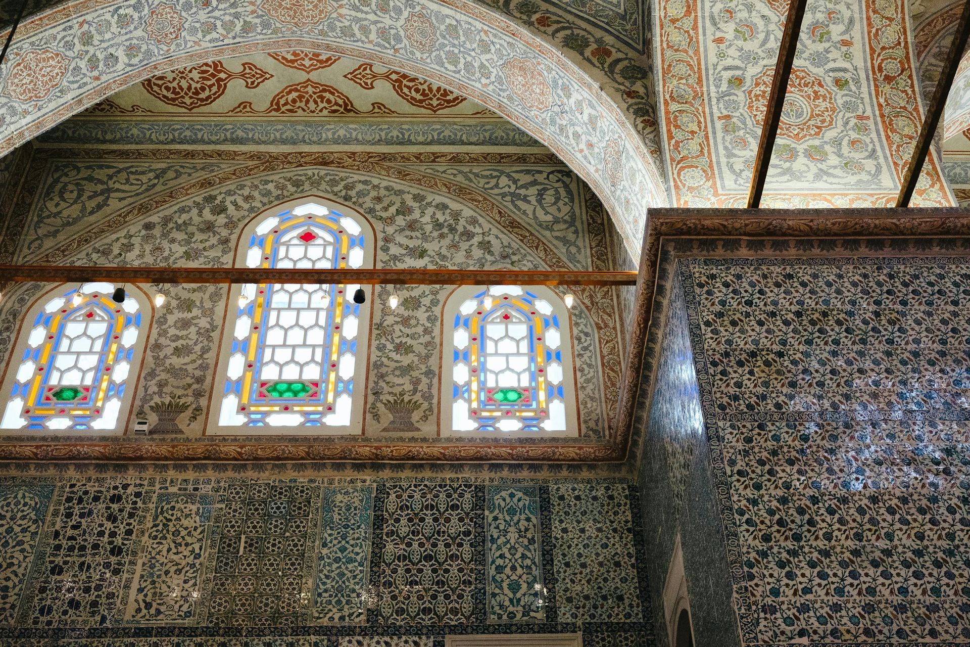 Das Innere eines Gebäudes mit Buntglasfenstern und Mosaikfliesen