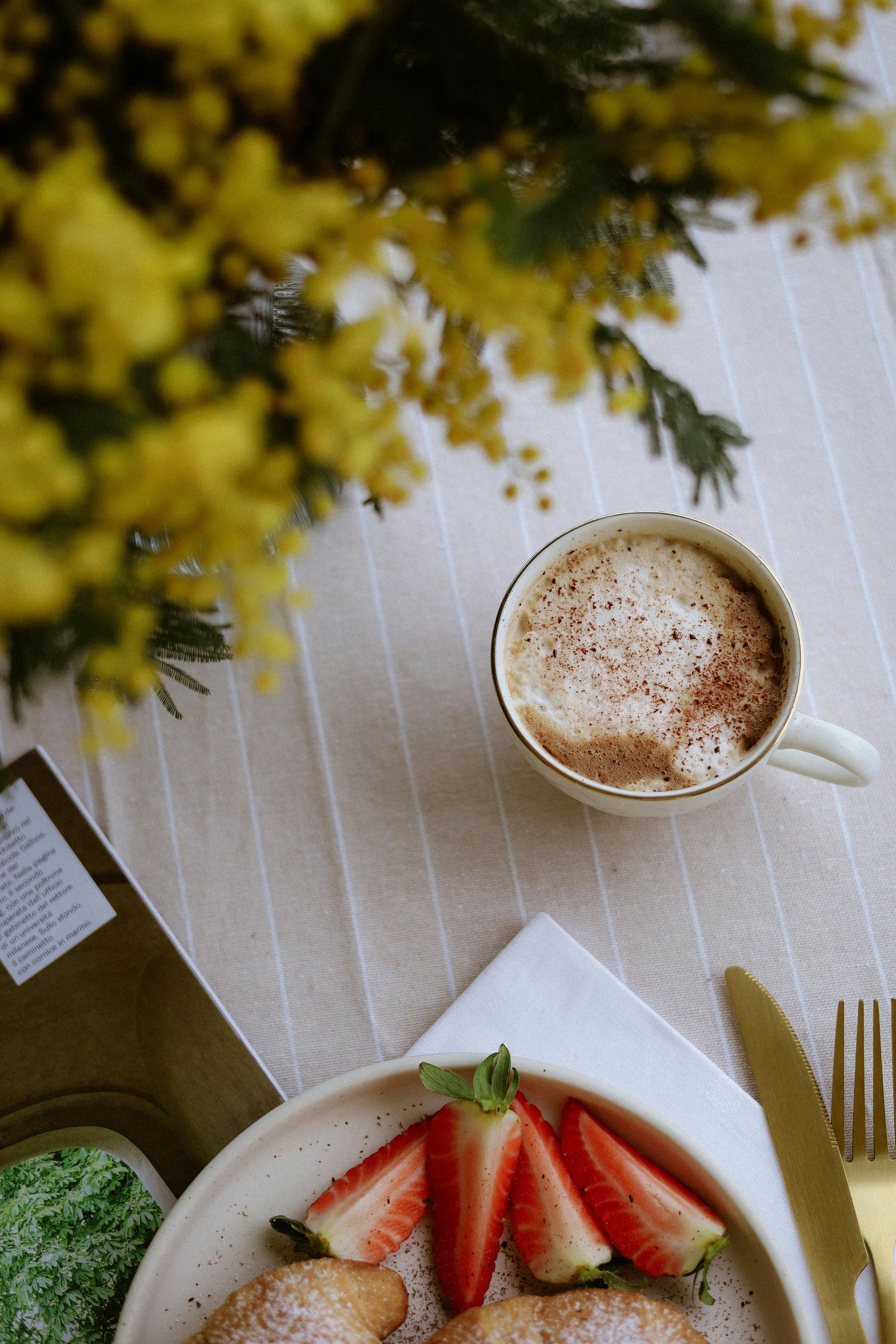 Auf einem Tisch steht eine Tasse Kaffee.