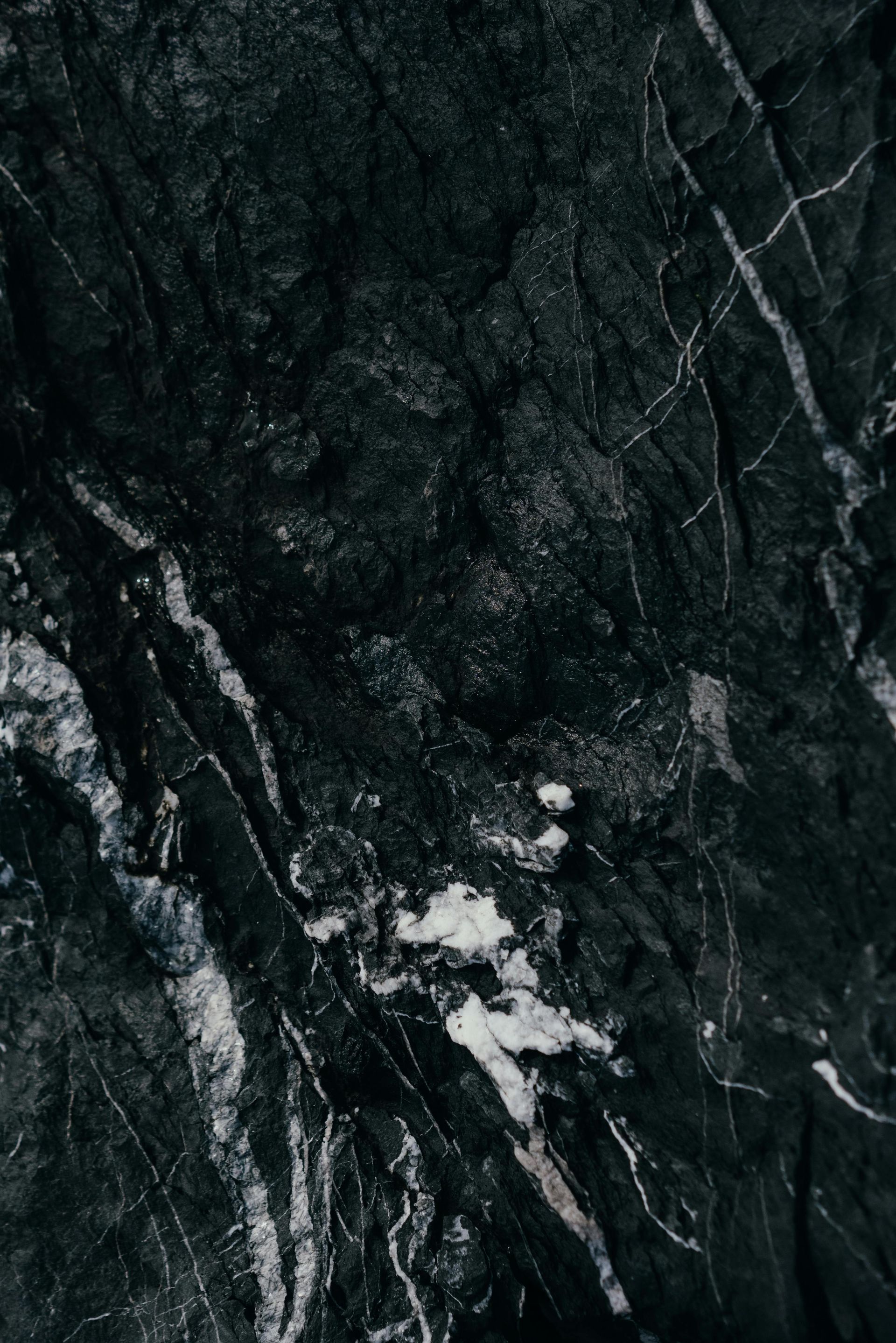 Eine Nahaufnahme einer schwarzen Marmorstruktur.