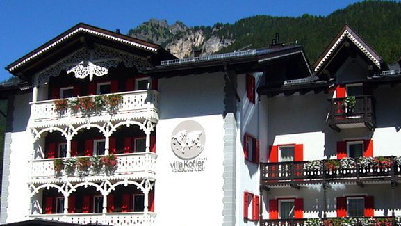 Hotel Campitello di Fassa .  Hotel adults   con Jacuzzi in camera Dolomiti.