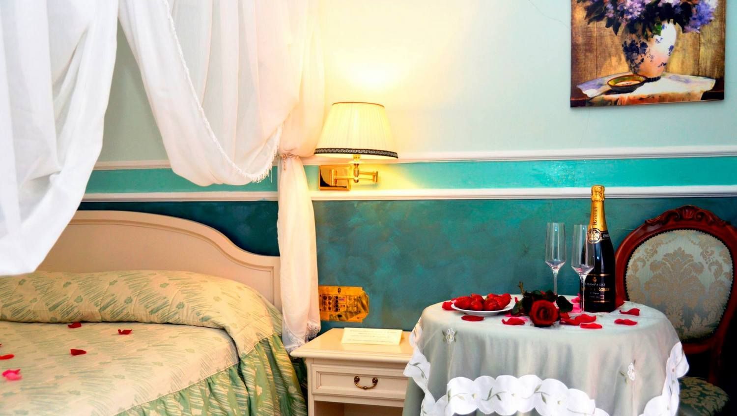 Cena a lume di candela a Bovalino Marina. Hotel   con SPA solo per due a Reggio Calabria. Fuga d'amore a Reggio Calabria.