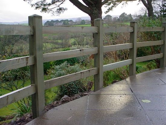 Fencing and gates with custom finishes
