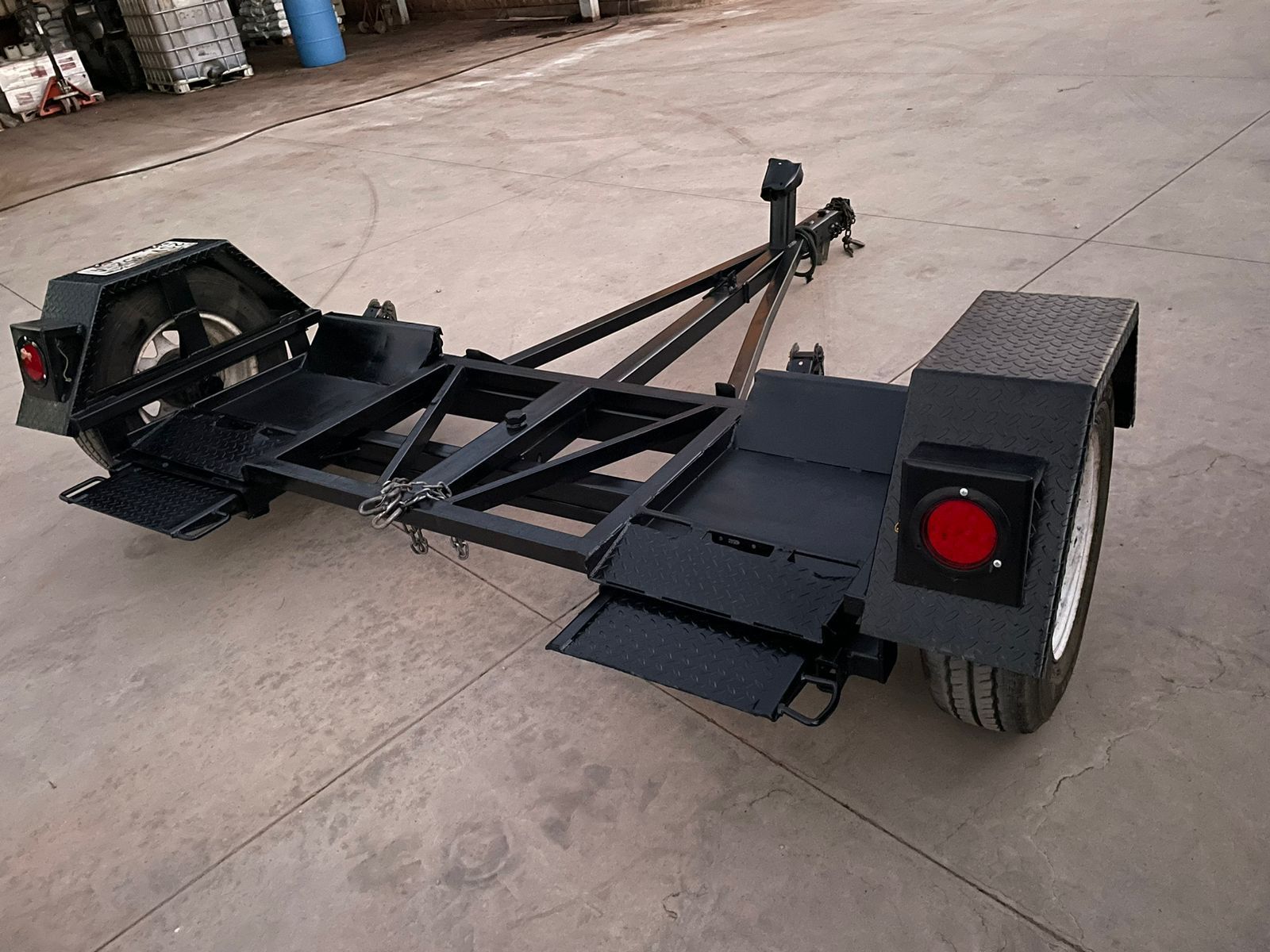 Un remolque de motocicleta está estacionado al costado de la carretera.