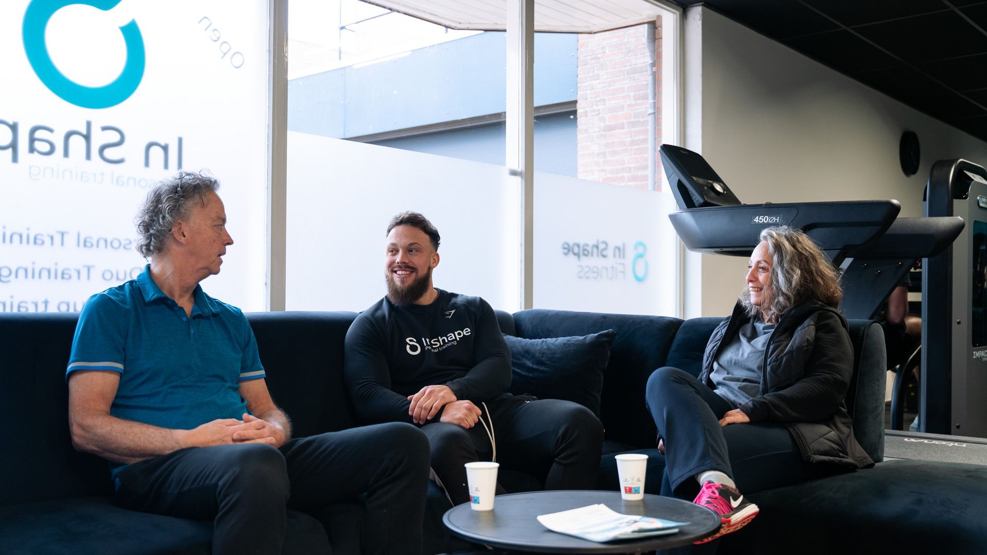 Een man die een zwart shirt draagt met de tekst s in shape