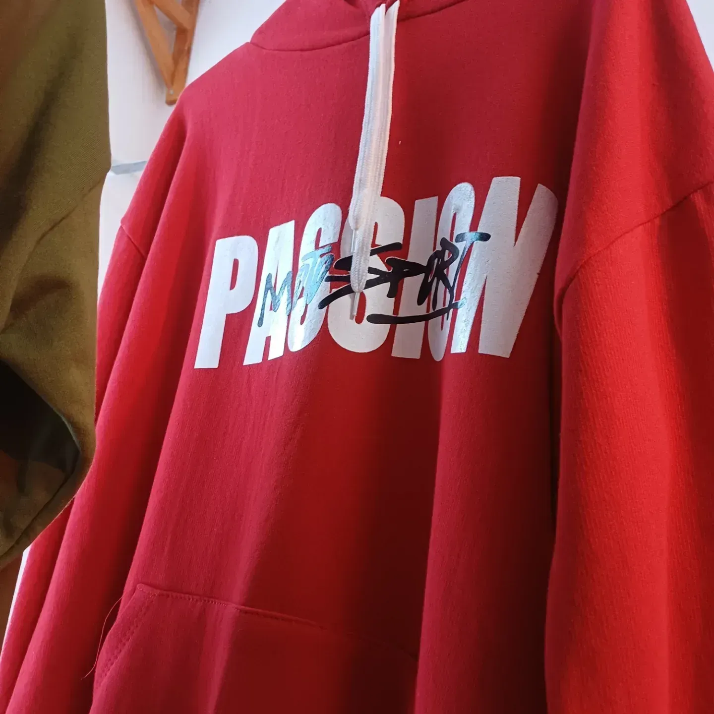Sudadera roja con la palabra 