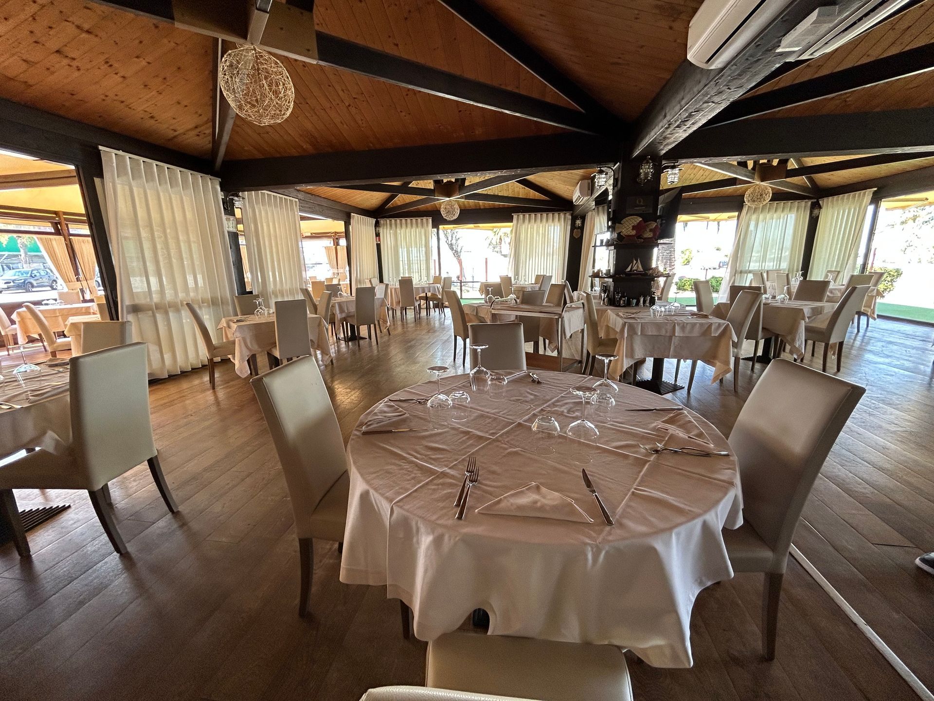 Una grande stanza con tavoli e sedie