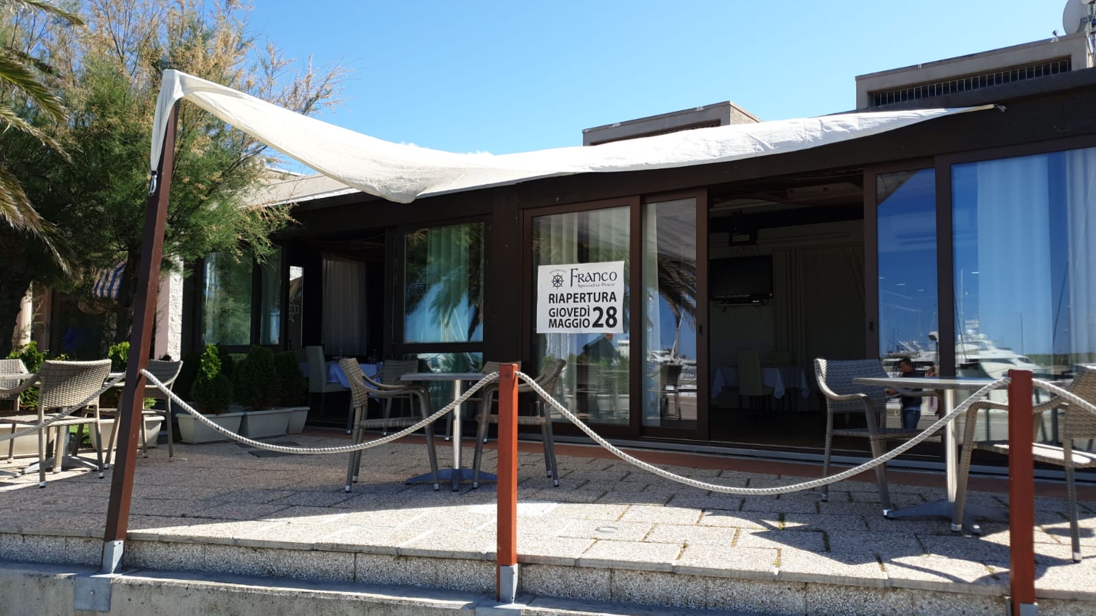 Un edificio con un cartello che dice