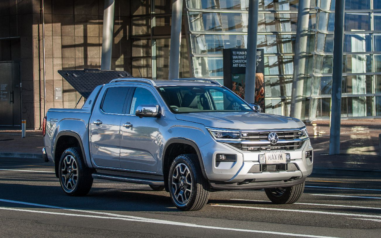 Volkeswagon Amarok with MAXIM Hard Lid in the city