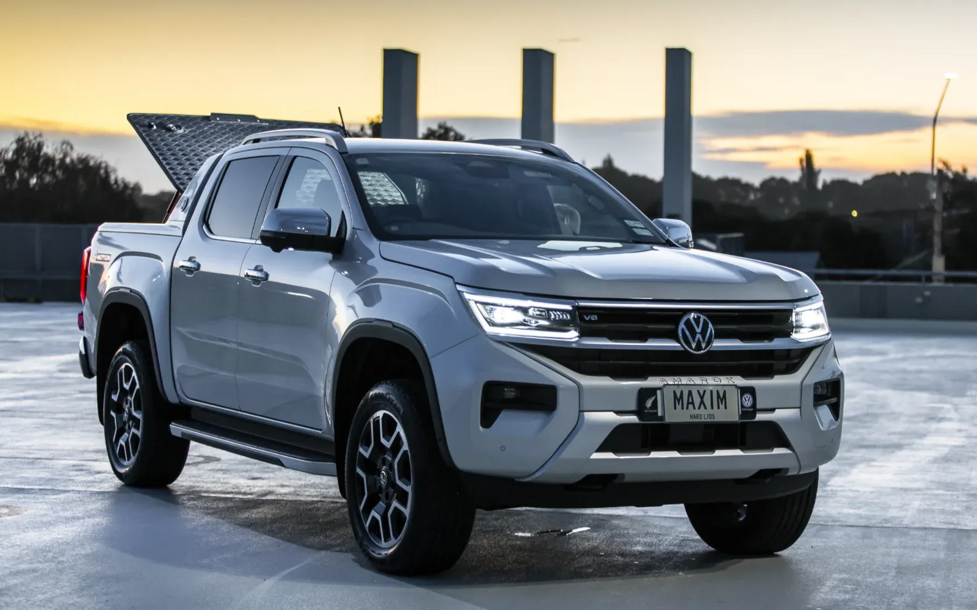 Volkeswagon Amarok with MAXIM Hard Lid in the city
