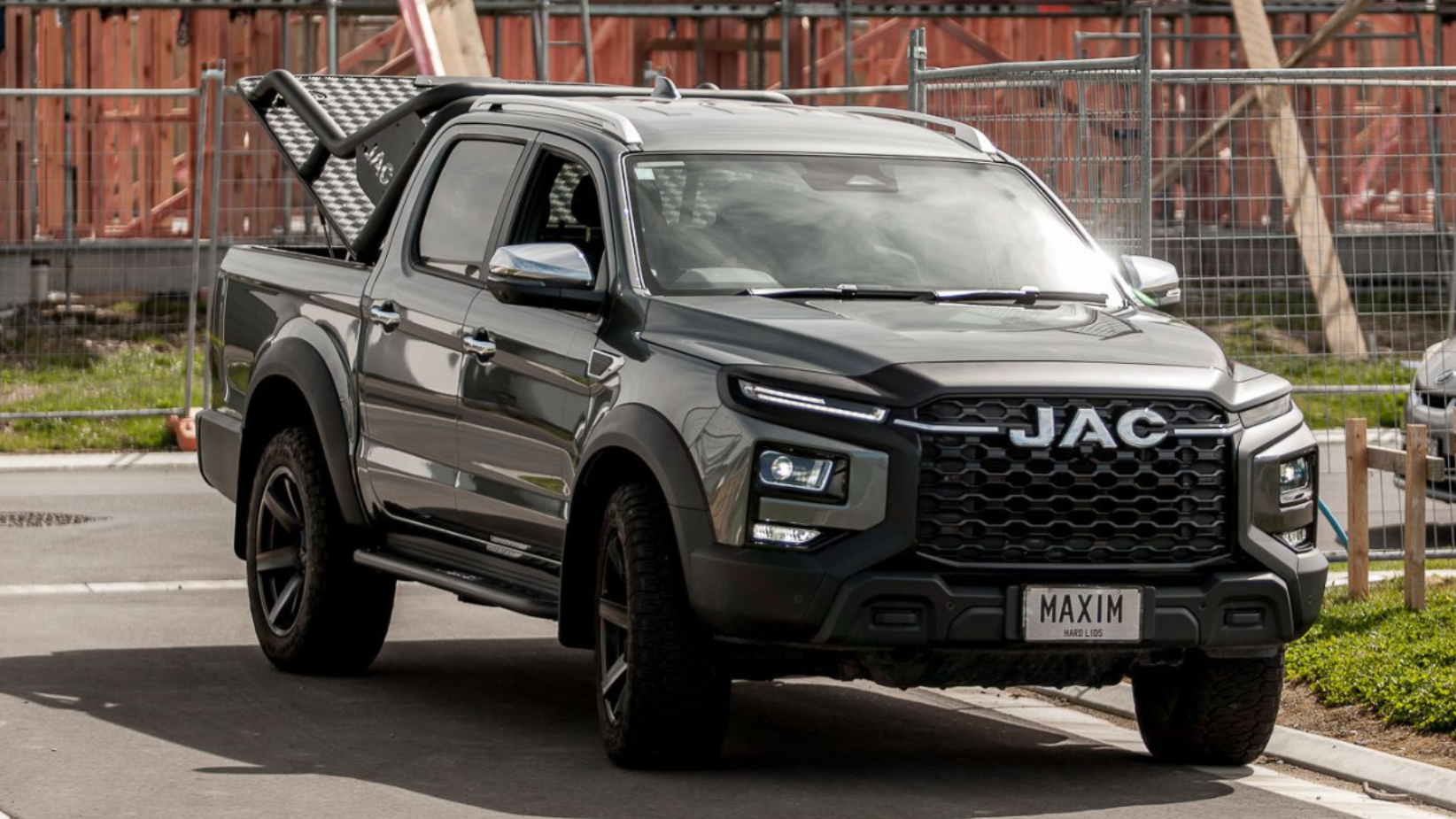 JAC T9 with MAXIM Hard Lid and JAC Sports Bar on a construction site.