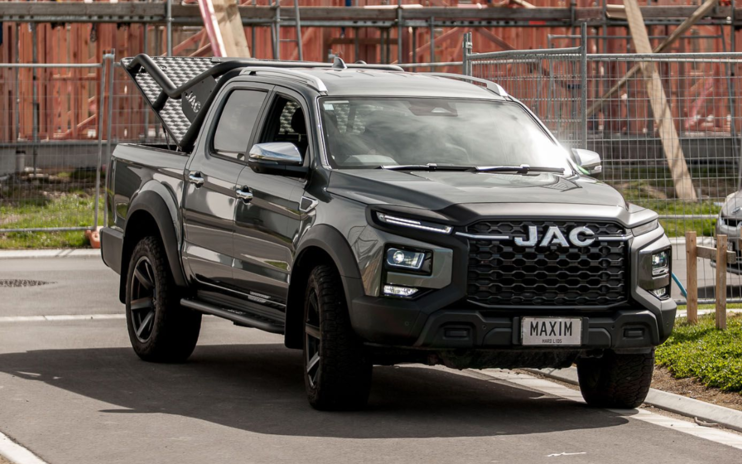 JAC T9 with MAXIM Hard Lid on a construction site.