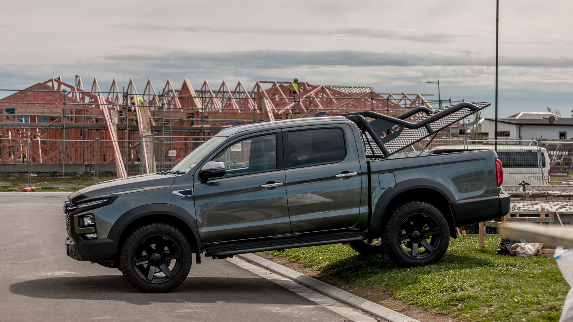JAC T9 with MAXIM Hard Lid and JAC Sports Bar on a construction site.