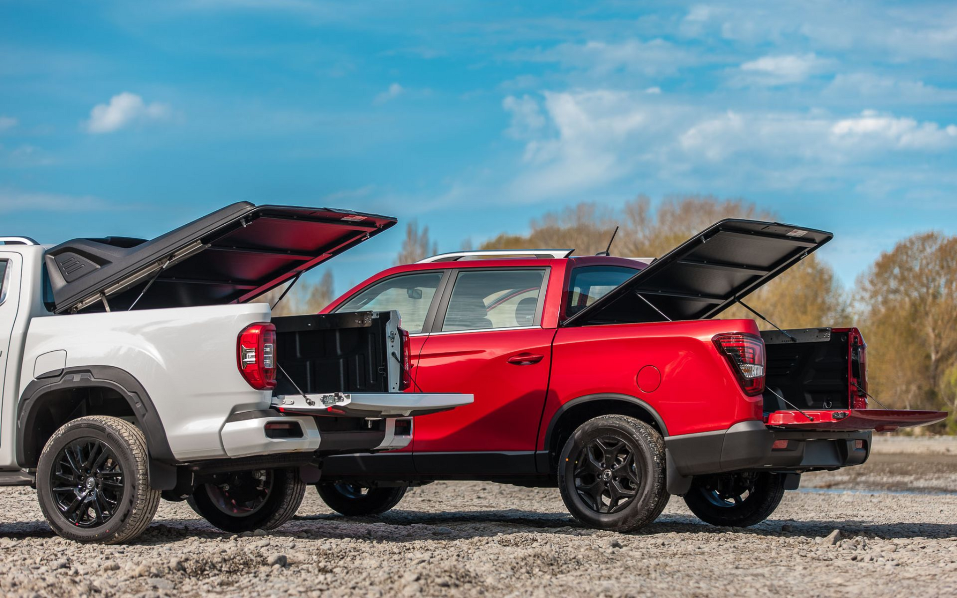 LDV T60 with MAXIM Hard Lid on riverbed.
KGM Musso with MAXIM Hard Lid on riverbed.