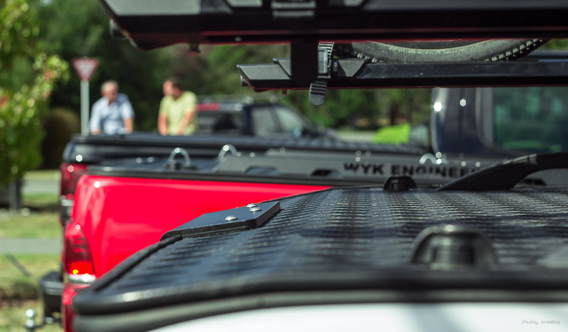 JAC T9 with MAXIM Hard Lid in front of a house.