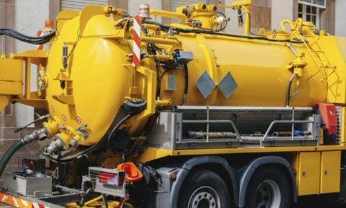 camion giallo con cisterna per trasporto rifiuti