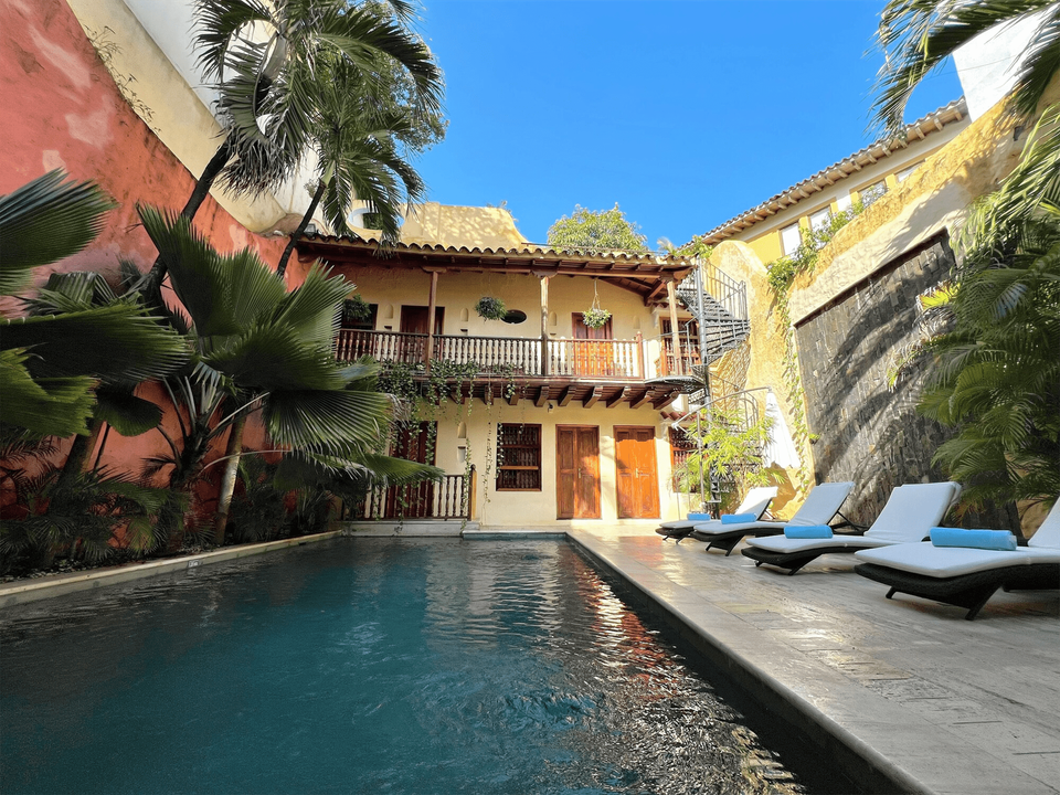 Una gran piscina Casa Pierre