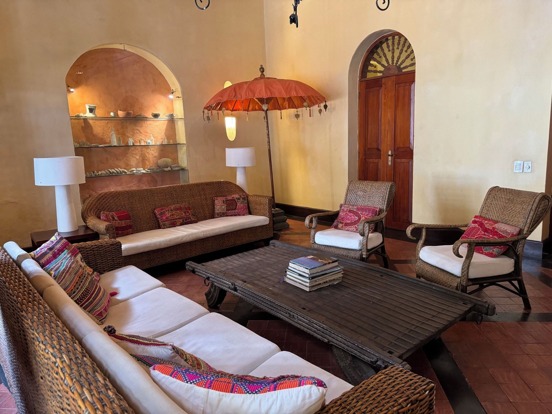 Una sala de estar con un sofá, sillas y una mesa de café. Casa Pierre