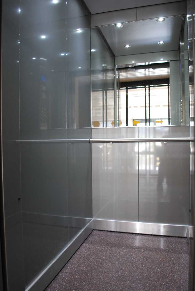 ascensore tradizionale in metallo