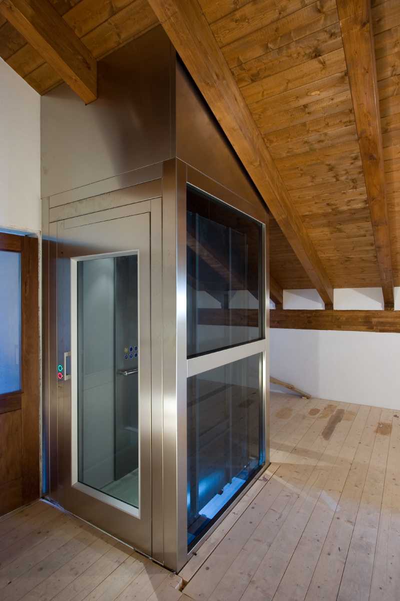 ascensore in vetro e metallo